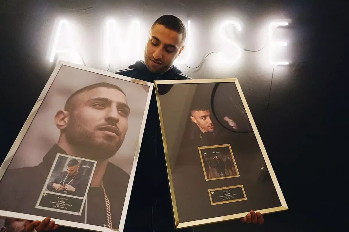 Singer Adel holding two platinum awards