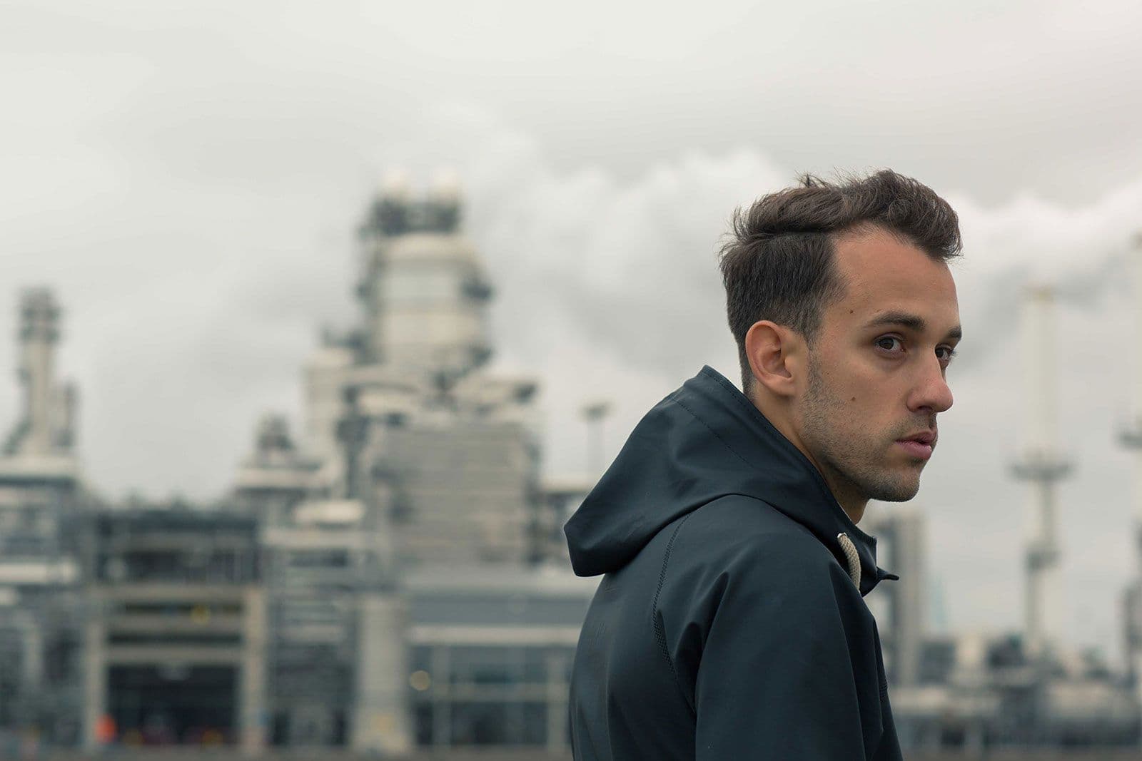 Singer Plàsi in front of city skyline